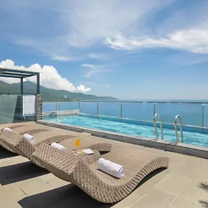 Mangata Beachfront - Rooftop Bar Sea View **** Дананг